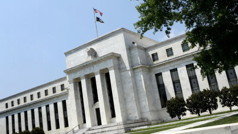 Fed, İş Gücü Piyasasında Dengeyi Koruyor, Enflasyon Riskleri Devam Ediyor