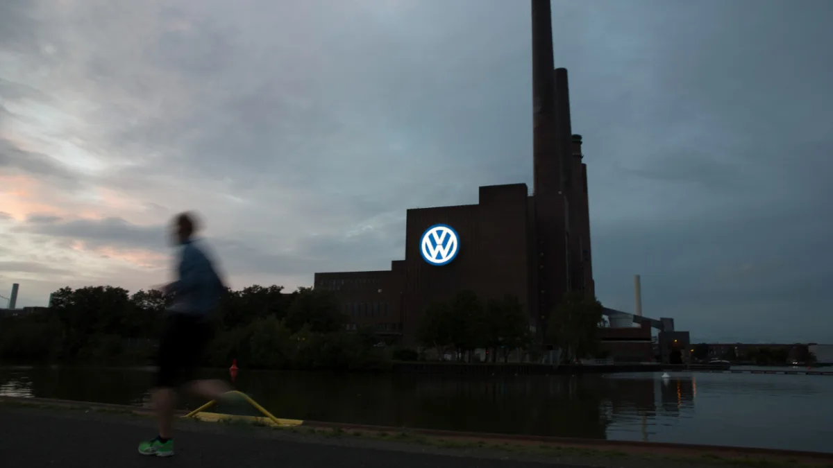 Volkswagen, maliyet baskıları nedeniyle 50 bin kişilik işten çıkarma planlıyor