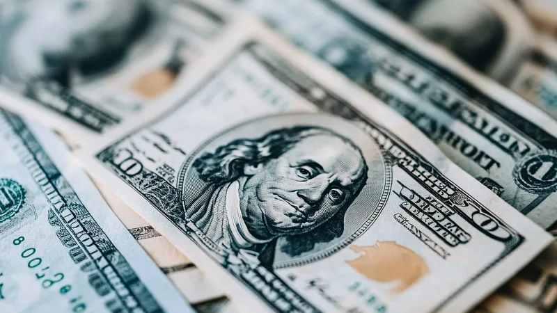 Dolar, artan küresel belirsizlikle yükselişe geçti